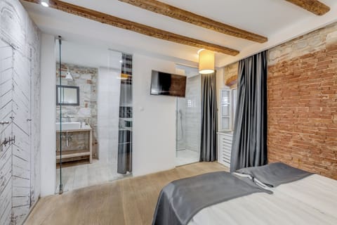 Deluxe Double Room | Bathroom | Free toiletries, hair dryer, towels, soap