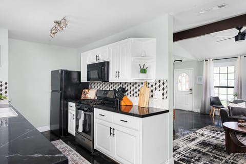 Fully equipped with a refrigerator, oven, microwave, and all the utensils you need! Cook up a feast before catching a Round Rock Express game or whip up a late-night snack after indulging in some legendary Round Rock Donuts.