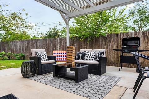 Lounge on these stylish sofas and enjoy the fresh air! With a BBQ grill nearby, it’s the perfect spot to savor a smoky Texas meal while taking in the scenic view—just like Salt Lick BBQ, but at home!
