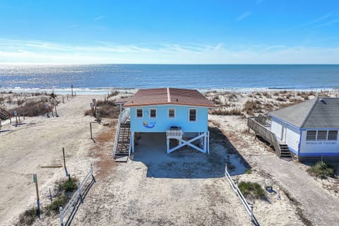 Exterior of The Mermaid Cottage / Overlooking the Ocean