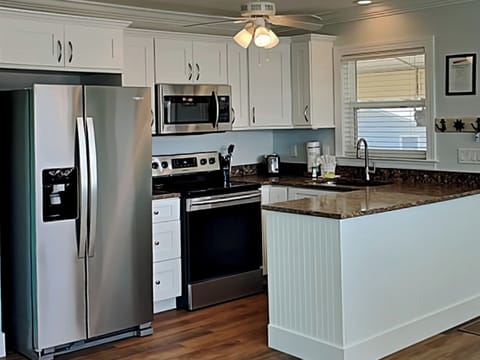 Noon Wave - Fully Equipped Kitchen with Brand New Appliances