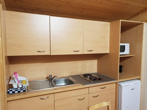 Comfort Chalet, Park View | Private kitchen | Espresso maker, coffee/tea maker, electric kettle, dining tables