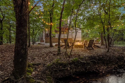 Soft lights, forest air, and the crackle of the fire—your perfect evening by the creek begins here.