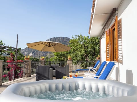 Signature House, Garden View | Private spa tub