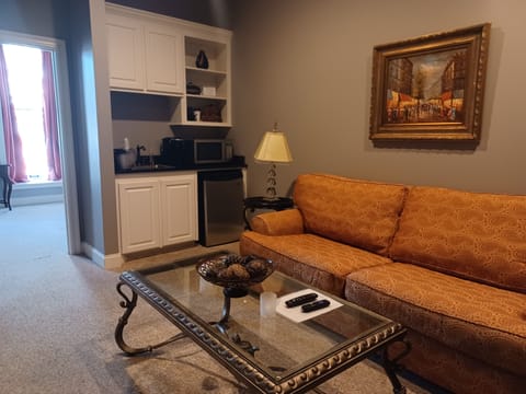 The Franklin Suite | Private kitchen | Mini-fridge, microwave