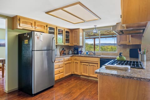 Fully stocked kitchen!