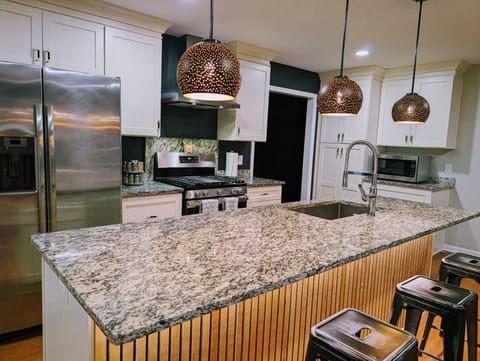 Full-size fridge, microwave, oven, stovetop