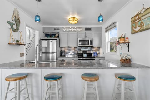 Kitchen: Bright and airy space with beachy decor, perfect for culinary adventures!