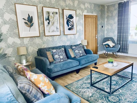 [Living room] ★ `Great place, tastefully furnished, and well maintained.`
