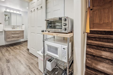 Super clean, tidy, and effective kitchenette.