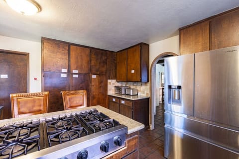 🍽️ Where timeless charm meets modern function! This kitchen is ready for family feasts, cozy mornings, and everything in between.