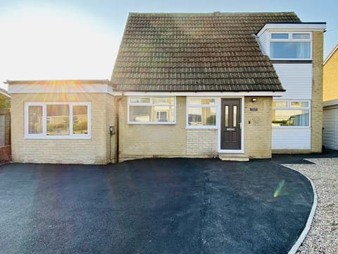 [Exterior] Located 15 mins to Brighouse/Halifax/Bradford