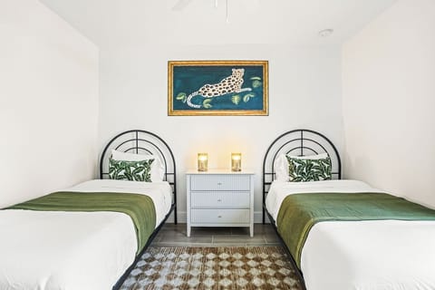 Cozy up in our second bedroom featuring two comfy twin-size beds. Perfect for friends or family staying together! 👭👨‍👩‍👧‍👦 So much comfort!