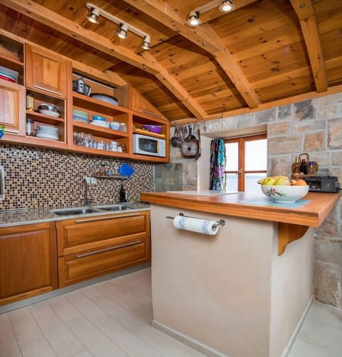 Kitchen with breakfast bar