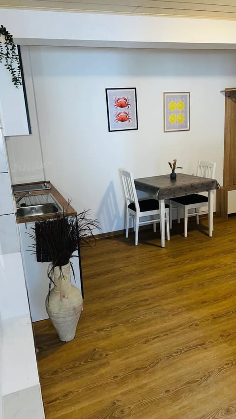 Full-size fridge, microwave, oven, stovetop