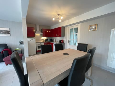 ★ Convenient & Thoughtful★ Designed and furnished with convenience in mind, the dining area provides comfortable sitting for 6.