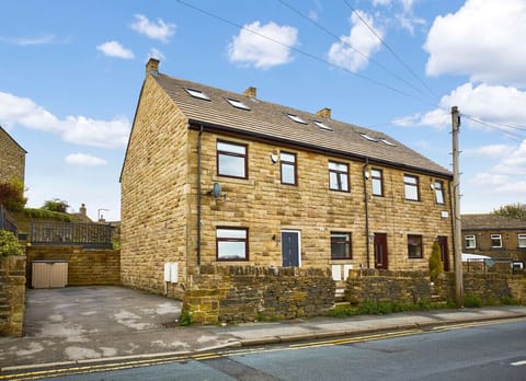 [Front] Parking for 2 vehicles at the side of the house