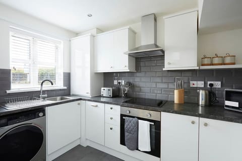 [Kitchen] Fully stocked & equipped