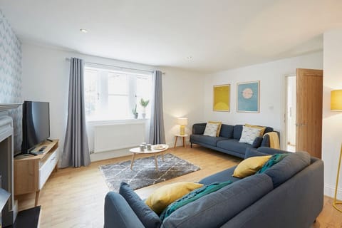 [Living room] 50” smart TV with 72 channels & Netflix