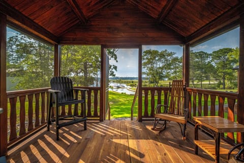Superior Cabin, Non Smoking, Lake View | Pillowtop beds, WiFi (free), individually furnished, bed sheets