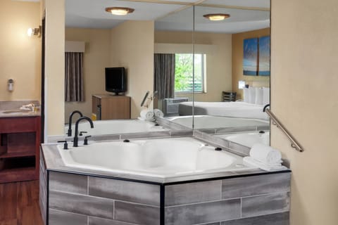 Studio Suite, 1 Queen Bed, Non Smoking | Jetted tub