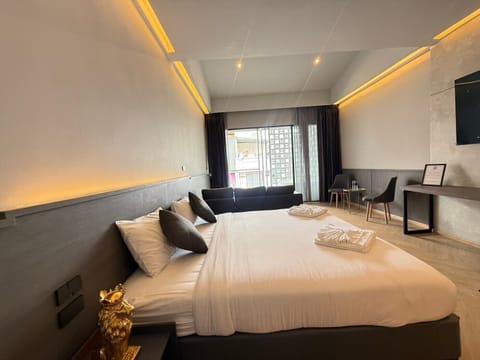 Senior Room, 1 Queen Bed, Non Smoking, City View | Living area