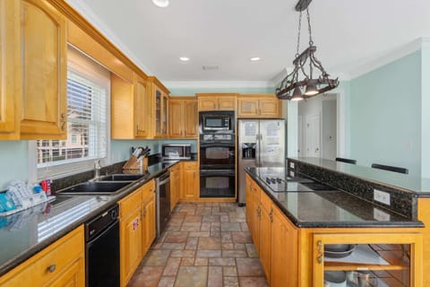 House, Multiple Beds, Patio, Partial Ocean View (Laguna Sunset) | Private kitchen | Fridge, microwave, oven, stovetop