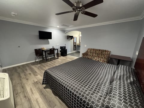 Deluxe Single Room, Roll-in Shower, Non Smoking | Desk, free WiFi, bed sheets