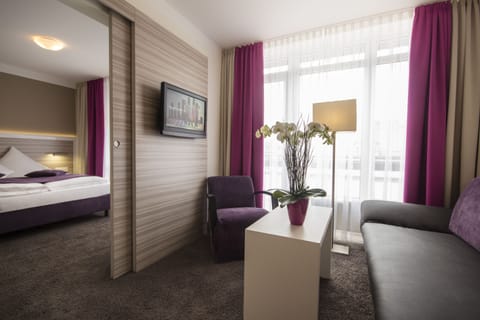 Studio Suite | Living room | 45-inch flat-screen TV with satellite channels, TV, streaming services
