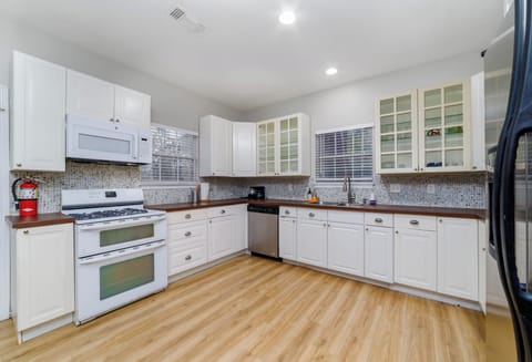 Basic House, Patio | Private kitchen | Full-size fridge, microwave, oven, stovetop