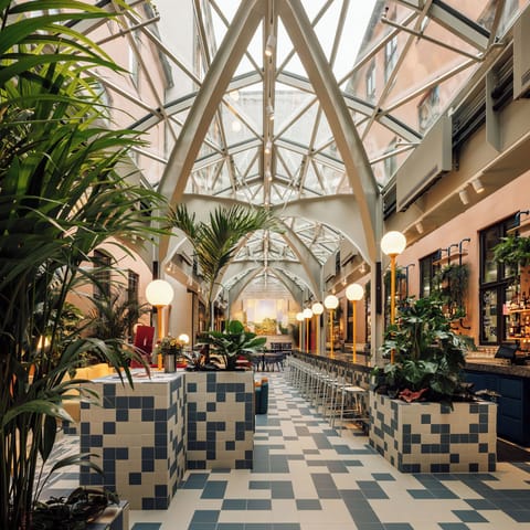 2 bars/lounges