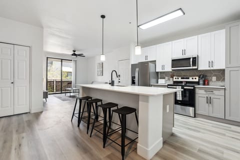 Deluxe Apartment, 2 Bedrooms | Private kitchen | Fridge, microwave, oven, stovetop