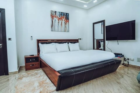 Apartment, Balcony | 4 bedrooms, Egyptian cotton sheets, premium bedding, laptop workspace