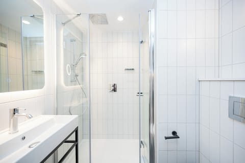 Studio Plus Twin | Bathroom | Shower, rainfall showerhead, eco-friendly toiletries, hair dryer