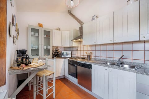 Villa, Balcony, Hill View | Private kitchen | Electric kettle, toaster