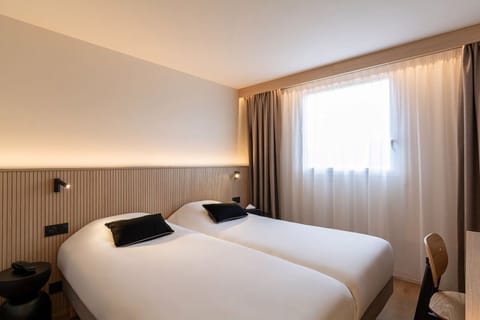 Classic Double or Twin Room | Desk, laptop workspace, blackout drapes, iron/ironing board