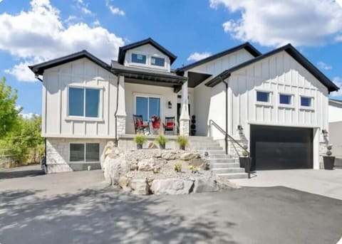  6 bedroom Home 3,100 sq ft, hottub, pool table, 2 King beds, Pickleball court 