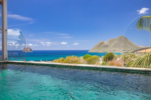 Rental of villa with swimming pool, sea view and Diamond Rock.