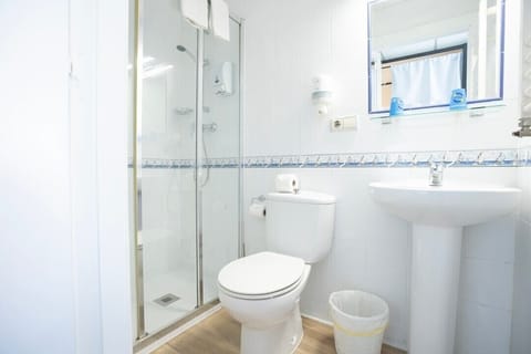 Superior Shared Dormitory, Women only | Bathroom | Free toiletries, towels, soap, shampoo