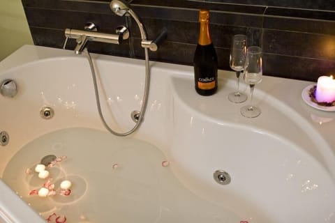 Junior Studio Suite | Bathroom | Hair dryer, bidet, towels, soap