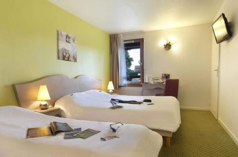 Family Triple Room | Desk, soundproofing, iron/ironing board, free WiFi