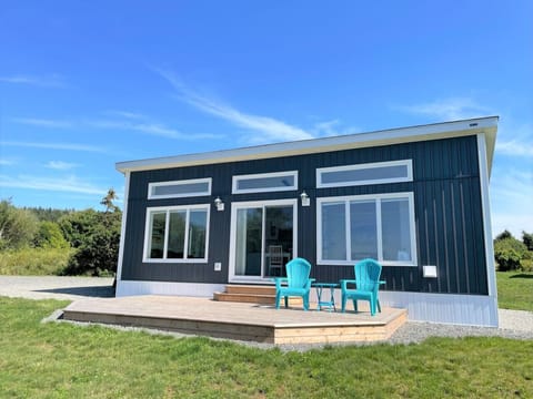 Seascape Mini Villa with sundeck and chairs