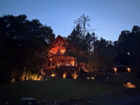 Amazing Lodge Style Retreat!