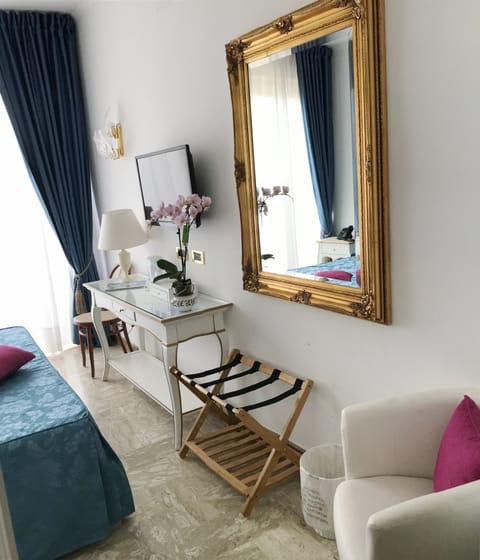 Egyptian cotton sheets, premium bedding, Select Comfort beds, minibar