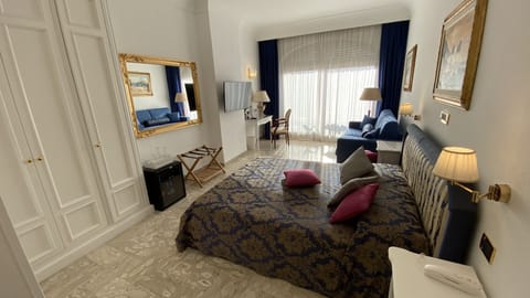 Luxury Studio Suite, 1 Queen Bed, Pool View | Egyptian cotton sheets, premium bedding, Select Comfort beds, minibar