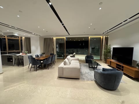 WealthyStays: Luxury City Escape (1)