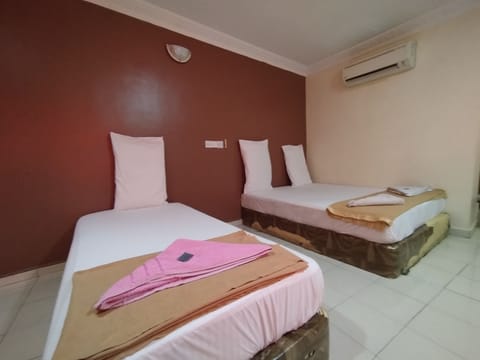 Family Triple Room | Desk, WiFi (free), bed sheets