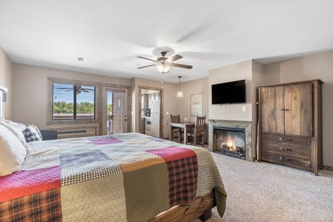 King Suite - Fireplace