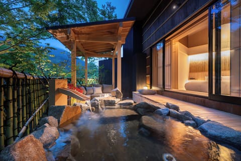 Luxury Double Room | Bathroom | Combined shower/tub, free toiletries, hair dryer, bathrobes
