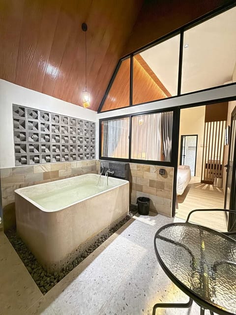 Suite Cabin | Desk, free WiFi, bed sheets